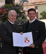 Landesrat Hans Seitinger überreichte Bürgermeister Roland Raninger das neue Wappen der Marktgemeinde Stainach-Pürgg