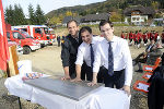 Feuerwehrkommandant Bernd Fladischer, LH-Stv. Michael Schickhofer und Bgm. Stefan Hofer bei der Grundsteinlegung (v.l.) 