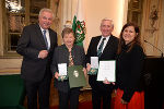 LH Hermann Schützenhöfer und LR Doris Kampus mit Bgm. a. D. Emma Lindl (Lödersdorf) und Bgm. a. D. Anton Schuh (Feldbach) bei der Ehrenzeichenverleihung   © Foto: steiermark.at/Fischer; bei Quellenangabe honorarfrei