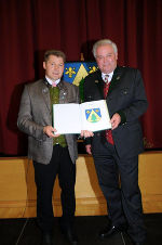 LH Hermann Schützenhöfer (r.) überreichte Bgm. Josef Maier das neue Gemeindewappen