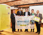 Der Seckauer Bürgermeister Simon Pletz, Fairtrade-Gemeinderat Martin Obermaier und der Direktor des Abteigymnasiums, Wilhelm Pichler, nahmen die Auszeichnung durch Maria Ebner (FAIRTRADE-Österreich) und den steirischen Landtagsabgeordneten Anton Gangl entgegen. © FairStyria/Steinbach Der Seckauer Bürgermeister Simon Pletz, Fairtrade-Gemeinderat Martin Obermaier und der Direktor des Abteigymnasiums, Wilhelm Pichler, nahmen die Auszeichnung durch Maria Ebner (FAIRTRADE-Österreich) und den steirischen Landtagsabgeordneten Anton Gangl entgegen.