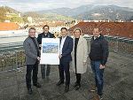 LH-Stv. Michael Schickhofer (M.) und Bgm. Peter Koch (l.) mit den Projektpartnern für das neue Brucker Leiner-Haus.